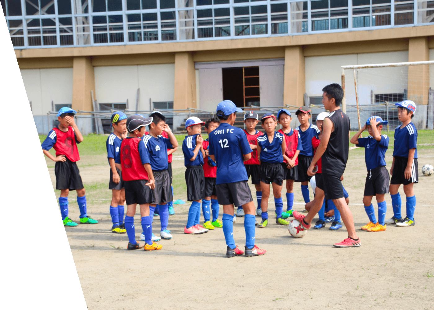 コーチからレクチャーを受ける子どもたち